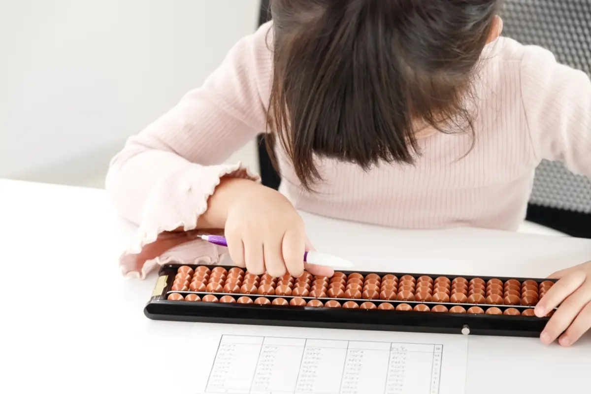 子どもの習い事「水泳・そろばん教室」2つで月2万円って高い？ 小学生で習い事を掛け持ちしている子の割合は？