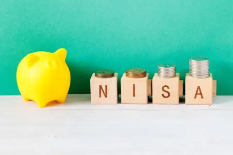 同僚と談笑中に「NISAをやっていない」ことを話したら「20代のうちから始めた方がよい」と言われました。20代から始めることに何か「メリット」はあるのでしょうか？