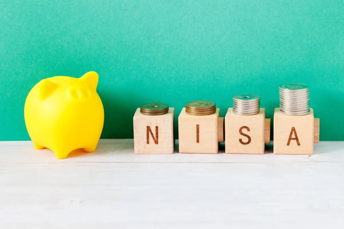 同僚と談笑中に「NISAをやっていない」ことを話したら「20代のうちから始めた方がよい」と言われました。20代から始めることに何か「メリット」はあるのでしょうか？