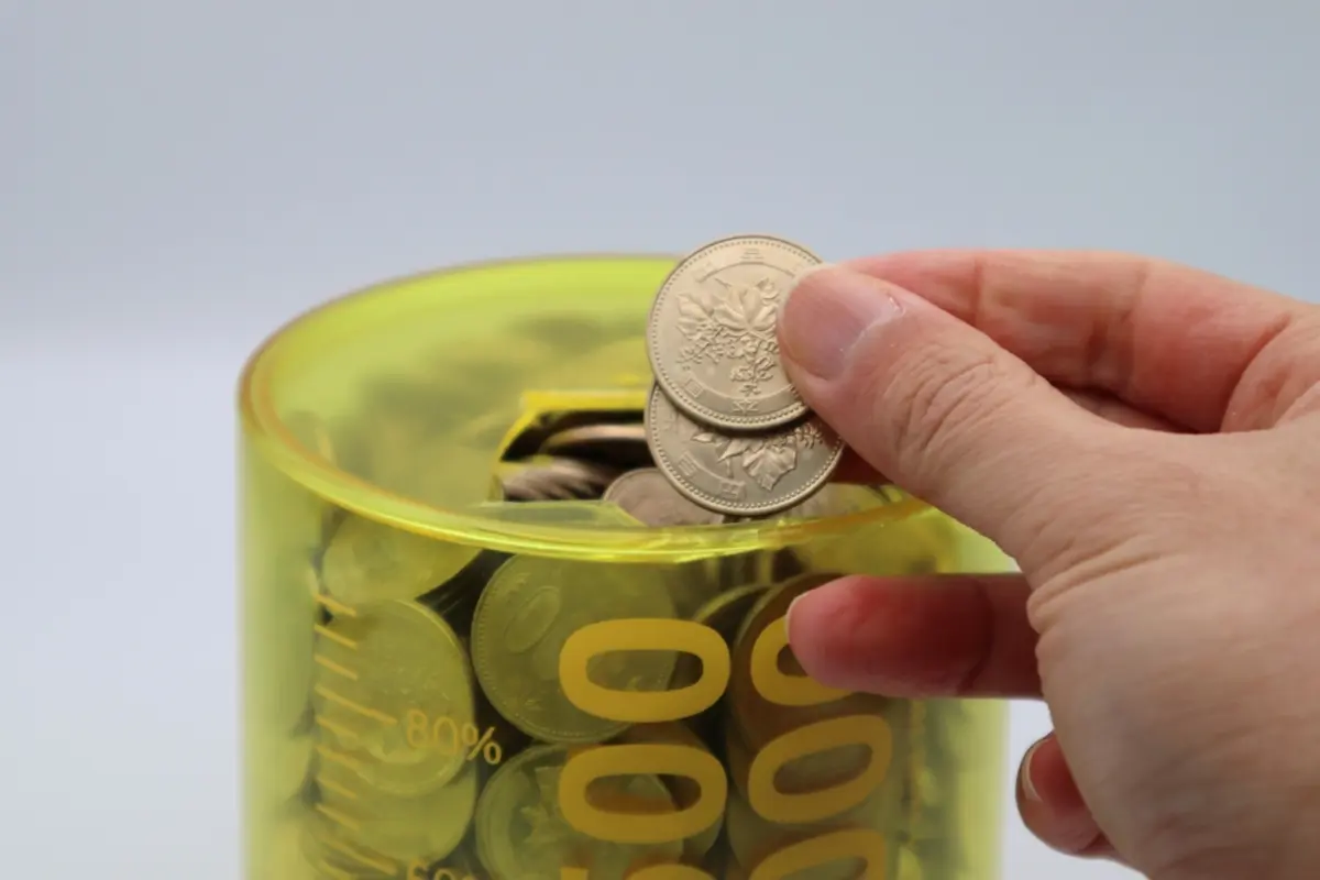 500円玉貯金を「200万円」貯めました！ 大学生の息子に渡したいですが「タンス預金」を銀行に預けたり、贈与したりする際に“税金”はかかるのでしょうか？