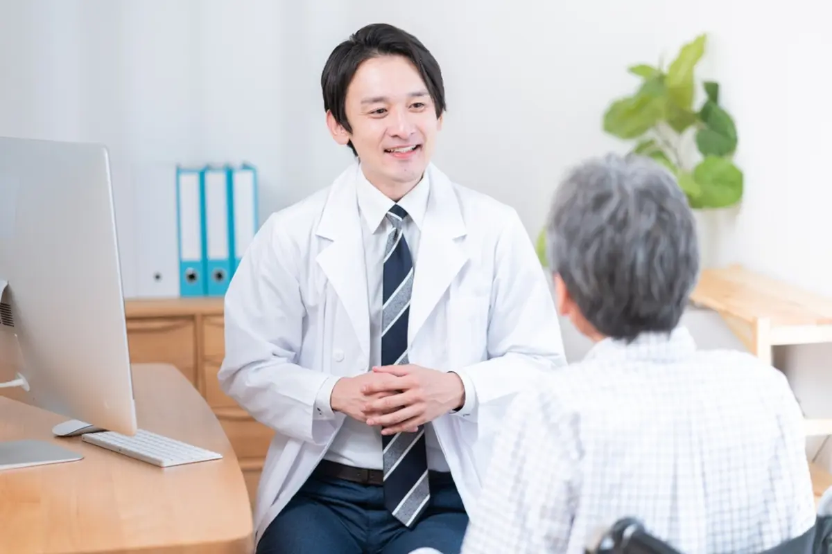 近所に住むお医者さんは「レクサス」で通勤しています。やっぱり医師は年収「1000万円」くらいは稼いでいるのでしょうか？