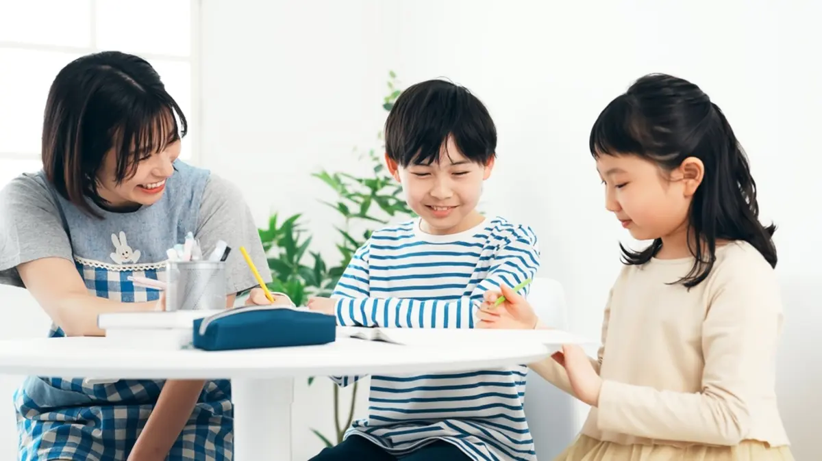 夏休みだけ小1の娘を民間学童に預けてみたのですが、「月額8万円」でかなり驚きました…。これって相場的に普通の料金なのでしょうか？