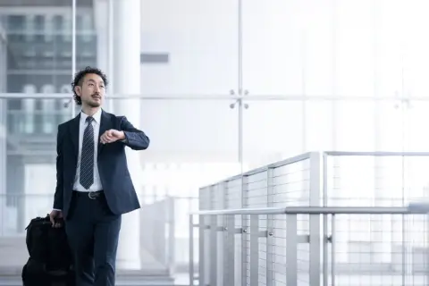 「出張後」に、そのまま「観光」することは「法律的にNG」ですか？ また交通費はどうなるのでしょうか？