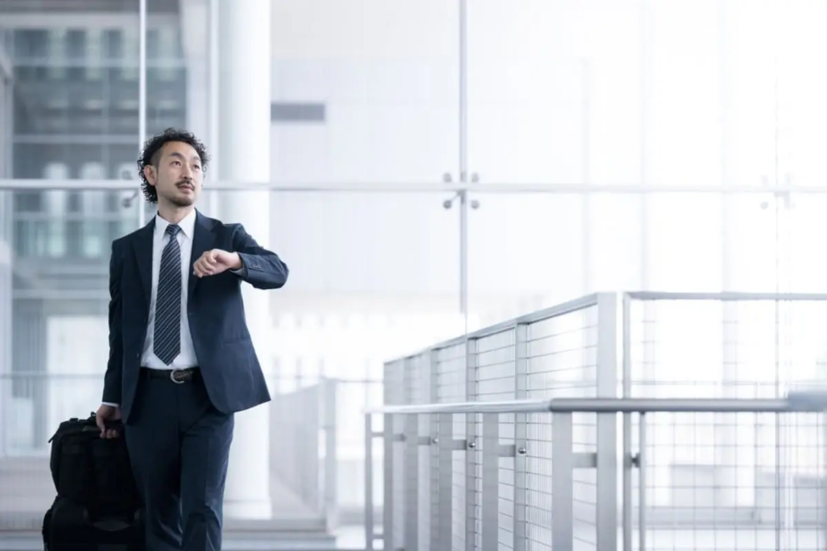 「出張後」に、そのまま「観光」することは「法律的にNG」ですか？ また交通費はどうなるのでしょうか？