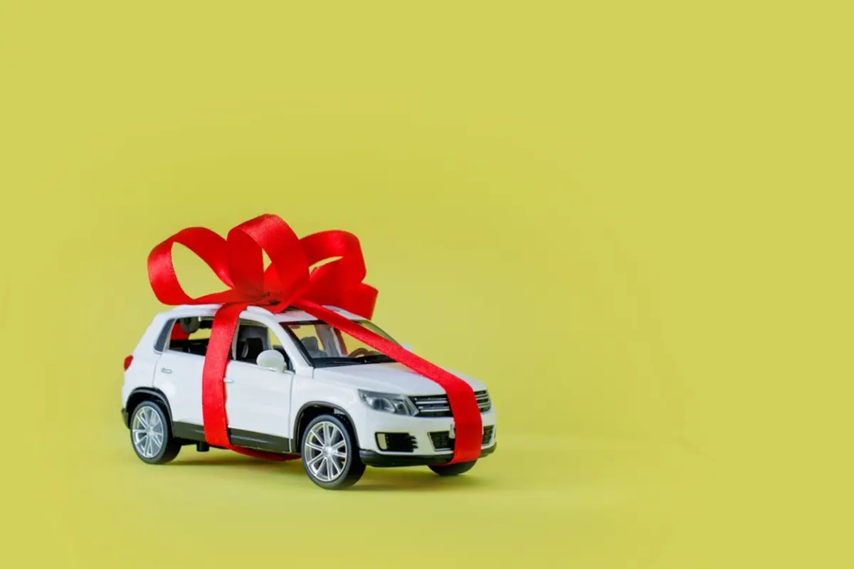 結婚祝いで両親から「日産・セレナ（約300万円）」を贈られました。これは贈与税の対象になるのでしょうか？