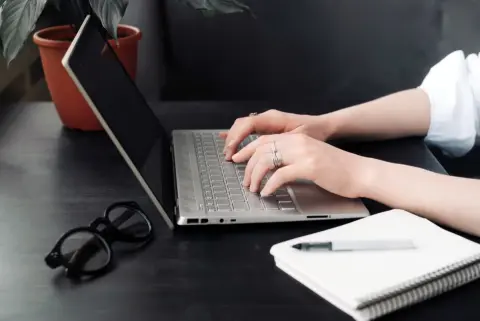 集合住宅に住んでいますが、インターネットの契約を「戸建てプラン」で検討しています。費用を支払えば問題なく契約できますか？