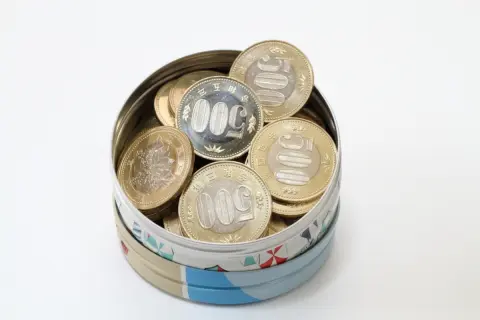 1年間で「500円玉貯金」が約18万円に！ ATMで入金すると“手数料”はいくらかかりますか？ 銀行の「窓口」で預けるほうが安いでしょうか？