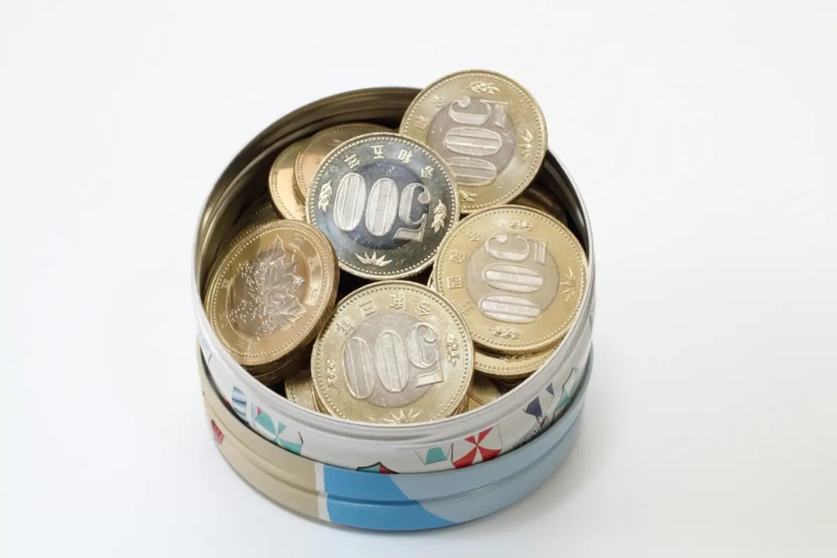 1年間で「500円玉貯金」が約18万円に！ ATMで入金すると“手数料”はいくらかかりますか？ 銀行の「窓口」で預けるほうが安いでしょうか？