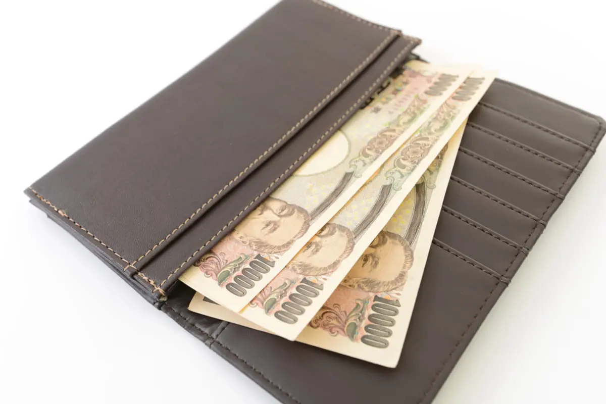 夫は財布に「10万円」を入れて持ち歩いています。今どき多い方だと思うのですが、持ち歩く現金はいくらが一般的なのでしょうか？