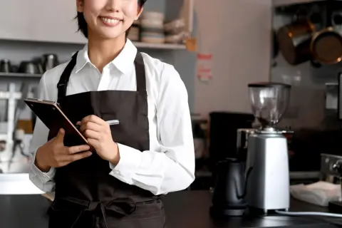 飲食店で正社員として働く21歳の友人。手取りは「25万円」ほどあるそうなのですが、飲食店って20代前半でそんなにもらえるんですか？