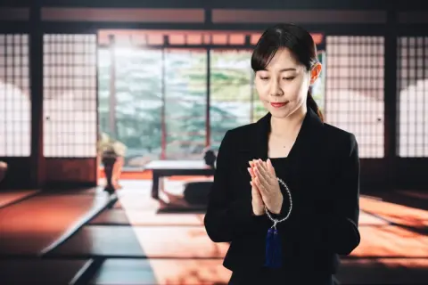 父が急逝し、葬儀費用を父の預金からおろしたいのですが、兄から「遺産分割が終わるまではおろせない」と言われました。自分たちのお金でどうにかするしかないでしょうか…？