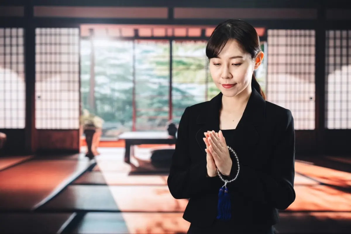 父が急逝し、葬儀費用を父の預金からおろしたいのですが、兄から「遺産分割が終わるまではおろせない」と言われました。自分たちのお金でどうにかするしかないでしょうか…？