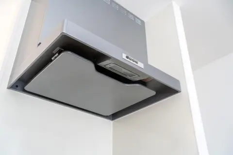 1週間の旅行から帰ってきたらキッチンの「換気扇」がつけっぱなしになっていた…！ どれくらい電気代を無駄にしてしまったでしょうか？