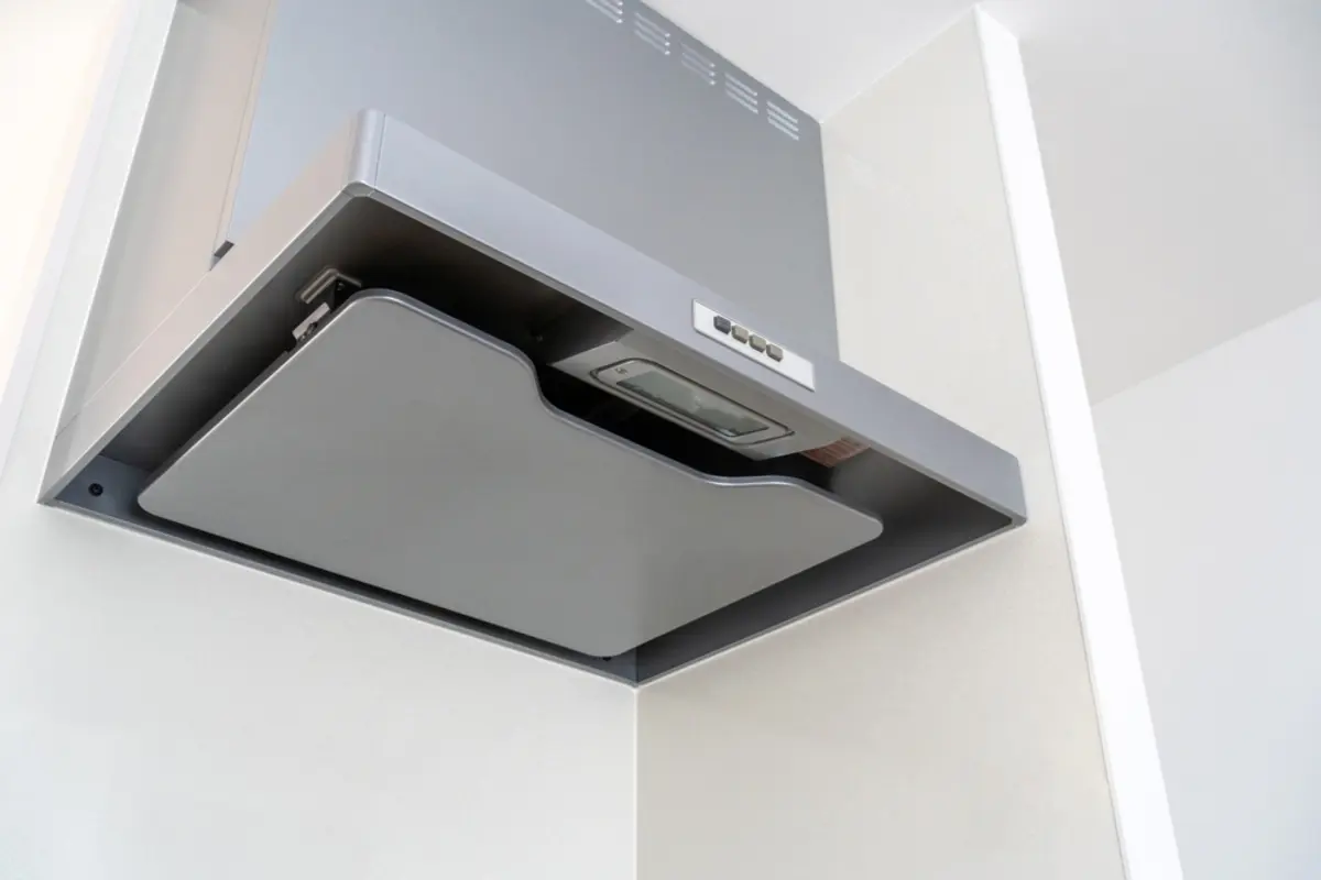 1週間の旅行から帰ってきたらキッチンの「換気扇」がつけっぱなしになっていた…！ どれくらい電気代を無駄にしてしまったでしょうか？