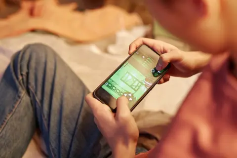 都内に住む姉の小学生の子どもが、「月2000円」もスマホゲームに課金していると聞きました。これは全国的に見て平均的な金額なのでしょうか？