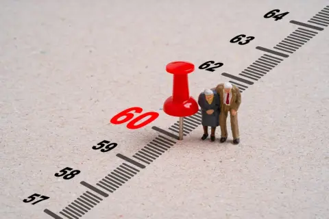 父が65歳で定年を迎えます。夫婦2人の老後資金が「700万円しかなく、周りよりも少なくて恥ずかしい」と言うのですが、この貯蓄額は60代としては少なすぎますか？