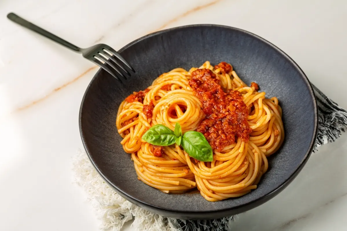 「セブン」vs「サイゼリヤ」物価高の今、コンビニより「ファミレス」のほうがコスパはいいの？“パスタ＋サラダ”の価格・カロリーを比較