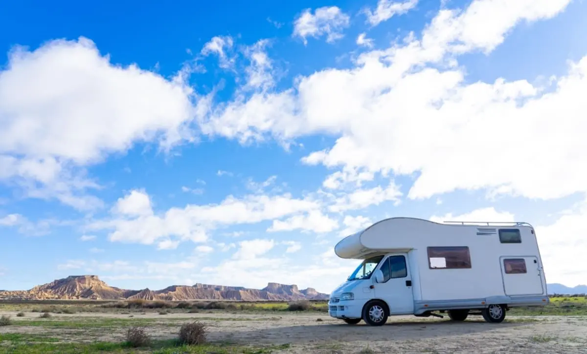 トラック型の「キャンピングカー」を購入したという30代の友人。“500万”ほどすると思いますが、どれくらい稼いでいるのでしょうか？