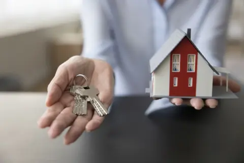 父の年金は“月20万円”ありますが、古い一軒家に住んでおり固定資産税や修繕費がかさみます。現在の貯金は「300万円」まで減ったそうなので、賃貸へ引っ越しをしたほうが金銭的にいいでしょうか。