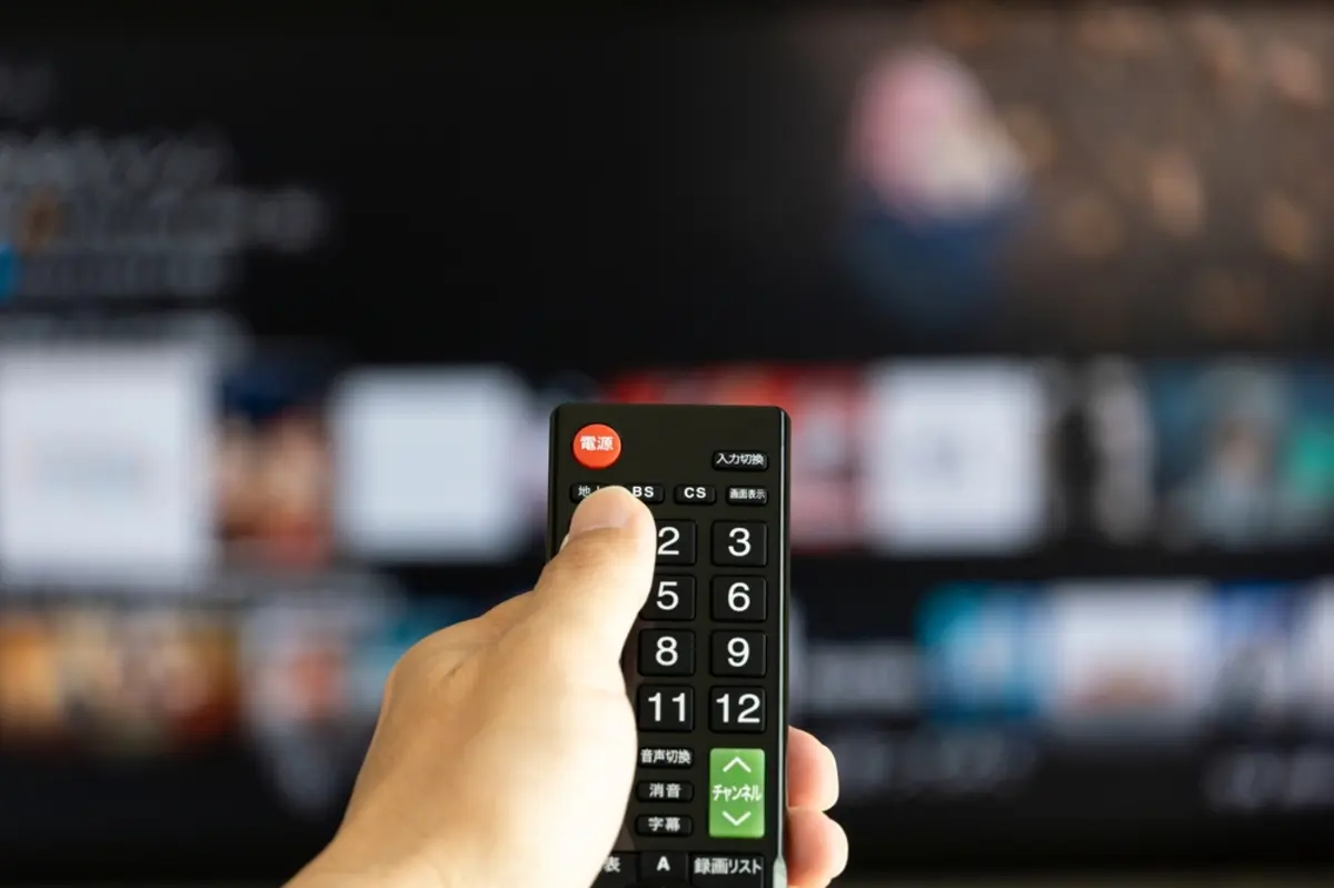 リビングの大型テレビを“1日8時間”つけています。1ヶ月続けたら電気代はどれくらいになるでしょうか？