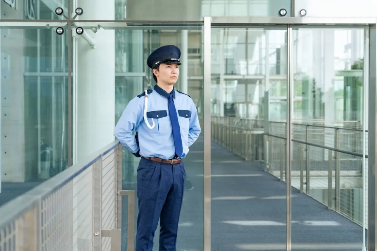 「警備員」として働きたい！ 施設警備や交通誘導などの業務で「年収差」はどのくらいある？