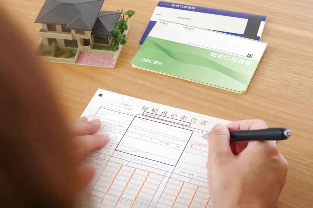 親が亡くなって実家を整理していると「500万円」のタンス預金が出てきた！すでに相続税の申告は終わっているのですが、訂正は必要ですか？