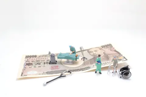 「年金受給者は医療費が安い」と思っていましたが、親が入院して「高額療養費として月8万円」請求されました。年金生活でも医療費は高いのでしょうか？