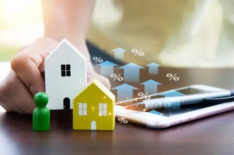 65歳を過ぎて「住宅ローン返済」をしたくないので、退職金800万円を繰り上げ返済に使いたいです。妻には「やめたら？」と言われますが、定年後も返済し続ける方って多いのですか？