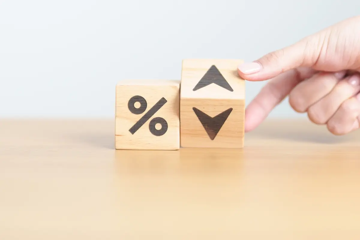 日本銀行、金利を引き上げ続ける方針？ 世界情勢の“不透明さ”が家計にも影響か