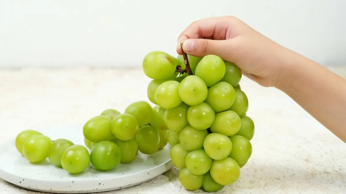 スーパーで6歳の娘に「シャインマスカット食べたい！」と言われドキリ…“1房1980円”だけど、一般家庭にはぜいたく品!? 高くても購入すべき理由とは