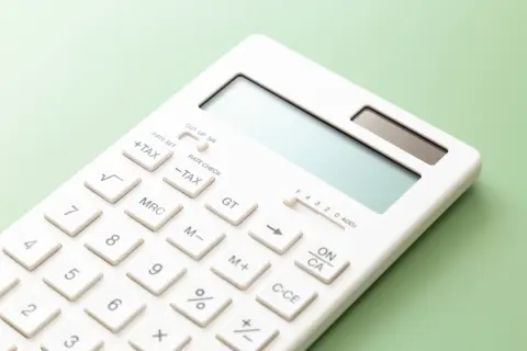 従兄弟が「ふるさと納税で10万円寄付している」と話していて驚きました。私は毎年3万円程度です。ふるさと納税で10万円寄付する人は、どのくらいの年収なの？