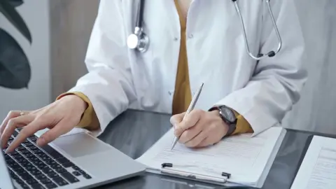 マイナ保険証に変えたものの、かかりつけの病院のカルテは「電子化」されていません…それってマイナ保険証にする意味があるの？ 従来の保険証とマイナ保険証で窓口に支払う金額は変わるの？