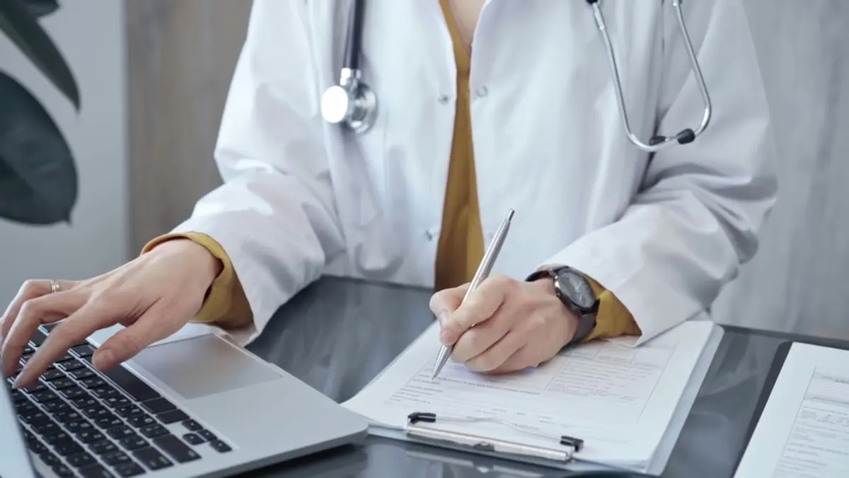 マイナ保険証に変えたものの、かかりつけの病院のカルテは「電子化」されていません…それってマイナ保険証にする意味があるの？ 従来の保険証とマイナ保険証で窓口に支払う金額は変わるの？