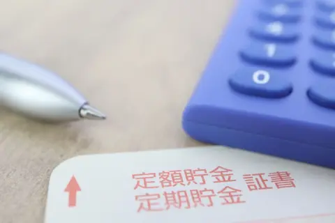 亡くなった祖父の部屋から「100万円」の“定額郵便貯金証書”が！満期から「15年」がたっていますが、今からでも現金を受け取れますか？