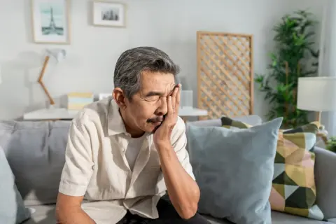 退職金「2000万円」があるのに“生活が苦しい”という父。再就職して「月15万円」稼いでいるのに、なぜ余裕がないのでしょうか？