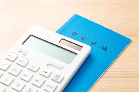 52歳で届いたねんきん定期便によると、将来の年金額は「月15万円」でした。同い年の同僚は「月20万円」だそうですが、どちらが平均に近いのでしょうか？