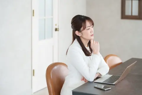 「夫の年収700万円」世帯で、妻が“年収130万円”を超えると…夫の手取りは実際いくら減る？