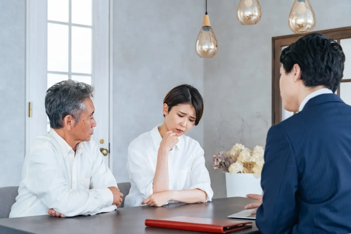 母が亡くなり相続手続きを進めていると「80万円」の未払い金が判明…！母の遺産から勝手に支払ってもいい？