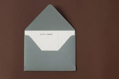 15年前に発行された「全国共通百貨店商品券5万円分」を実家で発見！発行元がすでに“倒産”している場合、もう使えないのでしょうか？