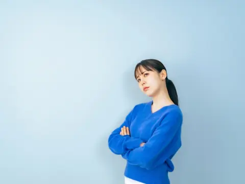 駅前で「財布を落としてしまった」という女性に“1000円”を貸したら、後日同じ場所で「お金貸してください」と頼んでるのを目撃！ これって“寸借詐欺”ですか？ 元警察官の筆者の経験もまじえ解説