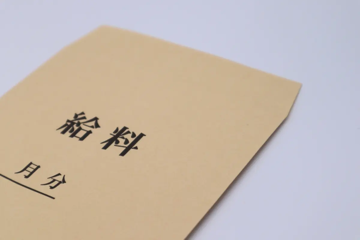 40代・年収「500万円」です。帰省中に会った同級生は「700万円台に乗った」そうですが、私の年収は平均よりも低いのでしょうか？