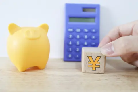 30代独身で貯蓄が「200万」しかなく、このまま老後資金を貯められるのか不安です…同級生の友人は「500万円貯まった」そうですが、同年代の平均に近いのはどちらなのでしょうか？