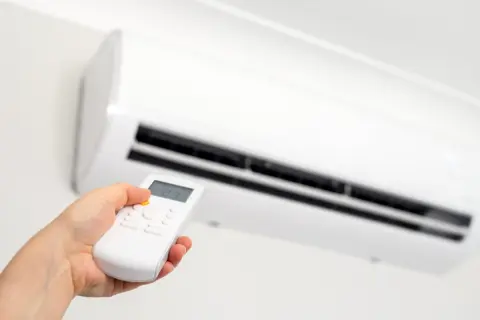 エアコンを「電気代がもったいない！」とこまめに消す妻。「短時間で止めると高くなる」と聞いたのですが、こまめに止めたほうが電気代は安くなりますか？