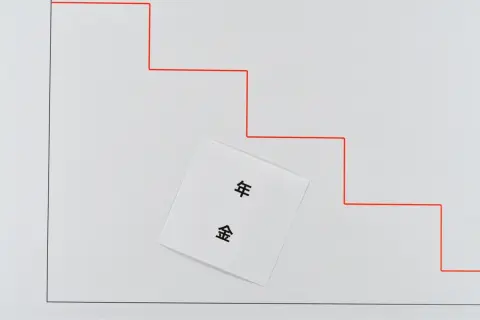 夫の年金が急に“月2万円減った”…!? その理由と“救済されるケース”とは？