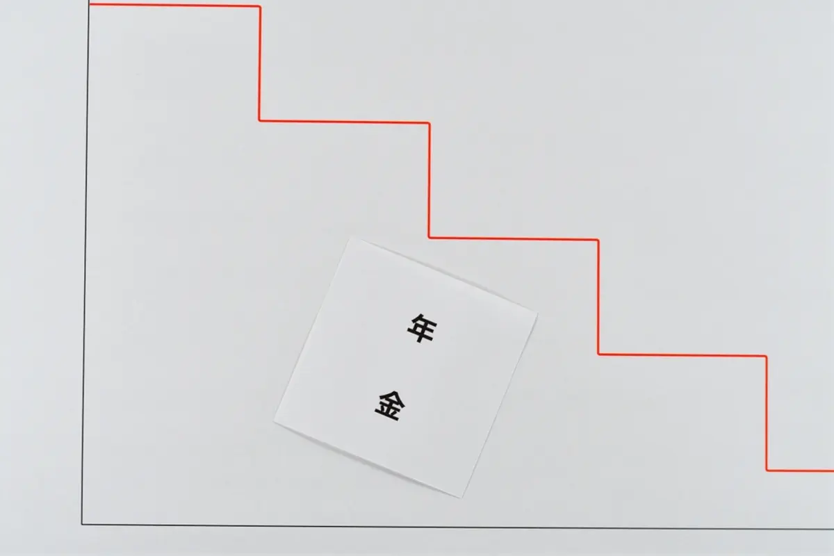 夫の年金が急に“月2万円減った”…!? その理由と“救済されるケース”とは？