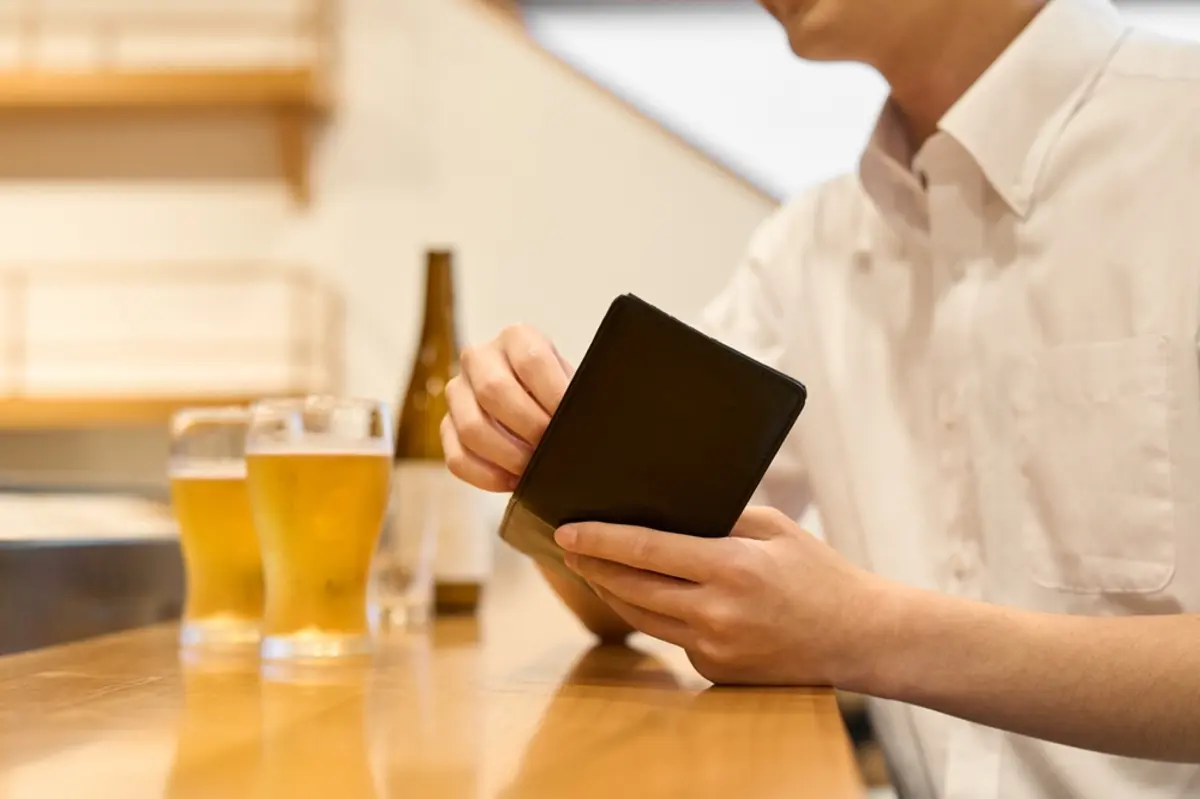 職場近くの居酒屋が、昼は「現金のみ」夜は「クレカ可」です。クレカを“利用できない時間帯”があるのは違反じゃないのでしょうか？ 規約を確認