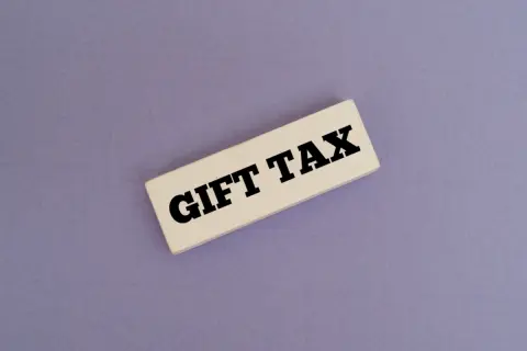 子ども名義の銀行口座に児童手当を貯金しています。18歳になったら全額わたそうと思っているのですが、贈与税はかかりますか？