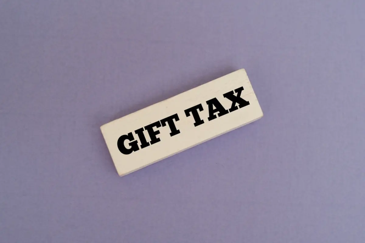 子ども名義の銀行口座に児童手当を貯金しています。18歳になったら全額わたそうと思っているのですが、贈与税はかかりますか？