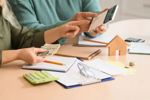 来年旦那が定年を迎え、収入が「年金だけ」に… 現在は夫婦2人で“食費月8万円”ですが、減らさないとまずいでしょうか？