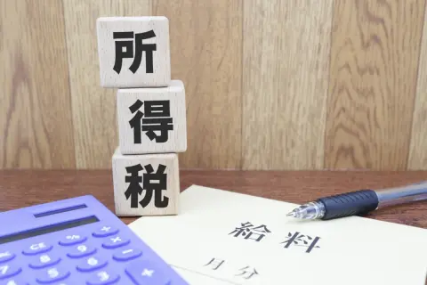 大学生でバイト代“9万円”から「所得税」が引かれました。友達に「8万5000円までなら引かれない」と聞いたのですが、損をしてしまったのでしょうか？